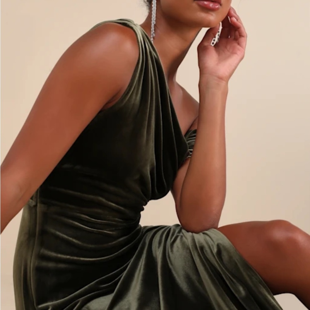 NWT Lulu’s Coveted Confidence olive green velvet maxi dress, only tried on once